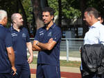 Giorgio Bottaro insieme allo staff tecnico sul campo di allenamento (foto Fabrizio Zani)