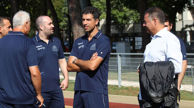 Giorgio Bottaro insieme allo staff tecnico sul campo di allenamento (foto Fabrizio Zani)