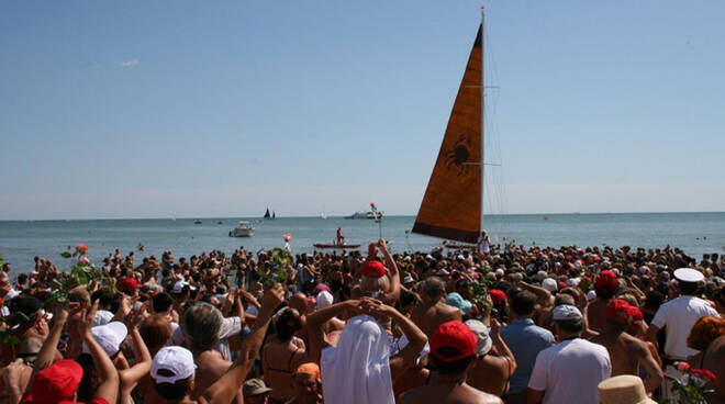 Sbarco degli autori in una precedente edizione di Cervia, la spiaggia ama il libro