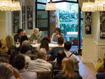 Un incontro al Caffè letterario (foto di Davide Reviati)