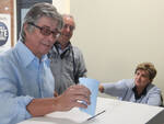 Vasco Errani vota alle Primarie che designeranno il suo successore