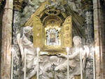 Foto da http://it.wikipedia.org/wiki/Madonna_del_Sudore#mediaviewer/File:Capella_Santa_Maria_del_Sydore.jpg (particolare)