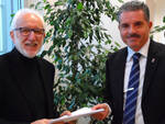 Il Direttore Generale dell’Ausl Andrea Des Dorides consegna il documento al Presidente della CTSS della Romagna Paolo Lucchi