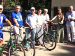 Un gruppo di ciclisti con l'assessore Valenti a Marina Romea