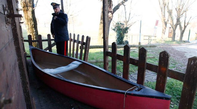 La canoa sulla quale si trovava Cristiano Fini. Mai persa di vista, è stata ora tirata in secca (Foto Corelli)