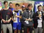 Diego Gallini (1° a dx) e Gian Maria Pazzaglia (2° a dx) con la coppa e lo scudetto di Campioni Italiani U 18 Beach Tennis FIT