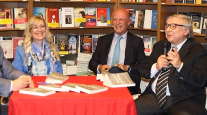 Nella foto un momento della presentazione con il vicesindaco Mingozzi, i due autori e Cavalli