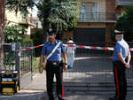 Carabinieri al lavoro sul luogo dell'omicidio (foto Corelli)