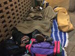Migranti dormono all'addiaccio presso la sala Buzzi in Via Berlinguer