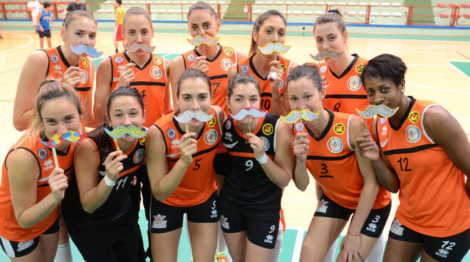 Le ragazze della Volley 2002 con i "baffi" simbolo della campagna