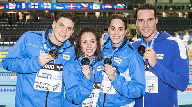 Simone Sabbioni e Fabio Scozzoli, con le due compagne di Nazionale, mostrano felici la medaglia d'oro (foto Federnuoto.it)