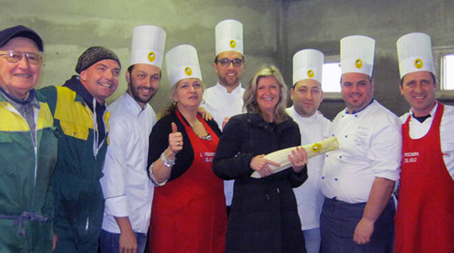 L’assessore Roberta Fabbri con Giuseppe e Nazzareno Fiori e i cuochi del “Circuito Gastronomico del Cardo di Cervia”