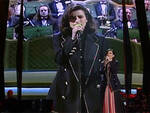 Laura Pausini sul palco dell'Ariston e, alle spalle, la cantante nel 1993