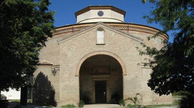 La facciata del santuario di Santa Maria delle Grazie a Fornò