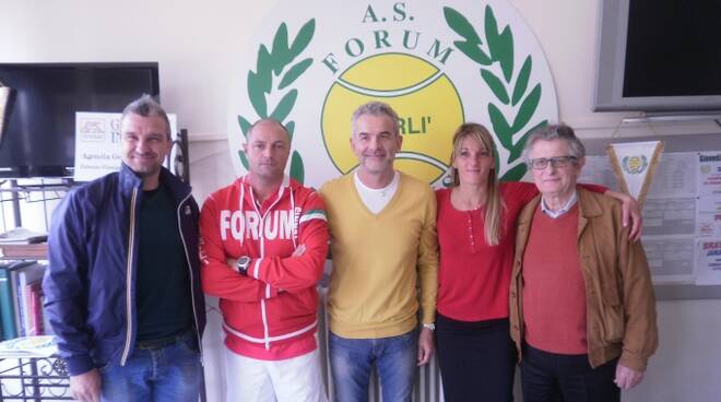 Dirigenti e staff tecnico del Forum Tennis Forlì, con l'assessore allo sport Sara Samorì