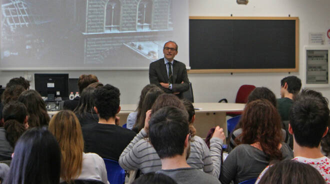 Il Procuratore della Repubblica Sergio Sottani con gli studenti del Liceo Classico