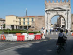 La rotatoria davanti all'Arco di Augusto