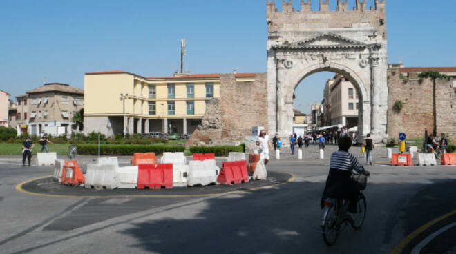 La rotatoria davanti all'Arco di Augusto