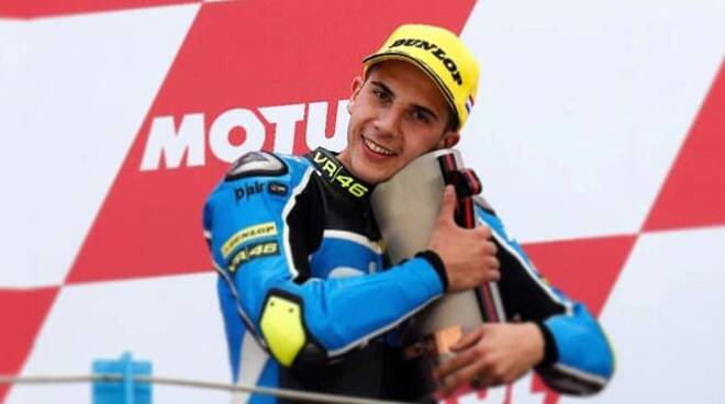 Andrea Migno, 20 anni, sul podio di Assen si coccola il trofeo per il terzo posto nel Gp d'Olanda classe Moto3