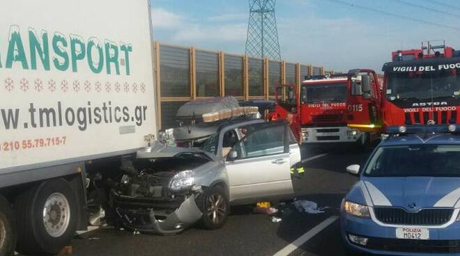 L'incidente verificatosi giovedì mattina sull'autostrada A14 nel tratto cesenate (foto Blaco)