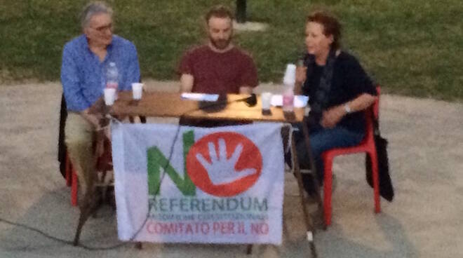 Un momento dell'incontro di venerdì sera, da sinistra Gianfranco Pasquino, Andrea Mignozzi e Maria Paola Patuelli
