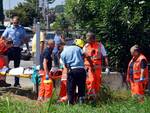 Gli operatori del 118 prestano soccorso al giovane motociclista ferito a Santarcangelo (foto Migliorini)