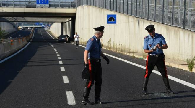 I carabinieri che indagano sul grave episodio di ieri mattina sulla tangenziale di Forlì (foto Blaco)