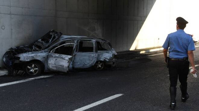 Quel che resta dell'auto del 55enne andata a fuoco sulla tangenziale Est di Forlì (foto Blaco)