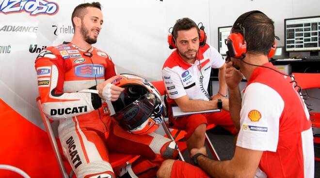 Andrea Dovizioso con gli uomini del team Ducati: c'è grande attesa per il Gp di San Marino e Riviera di Rimini
