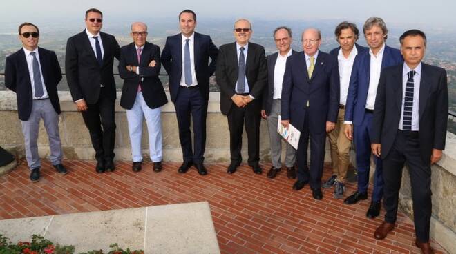 I promotori del Gp di San Marino e Riviera di Rimini dopo la firma del rinnovo dell'accordo per altri quattro anni