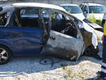 Quel che resta dell'Opel Meriva dopo l'impatto con il muretto e l'incendio - foto Manuel Migliorini