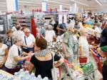 Uno dei supermercati che aderiva all'iniziativa in favore di Amatrice affollato di persone