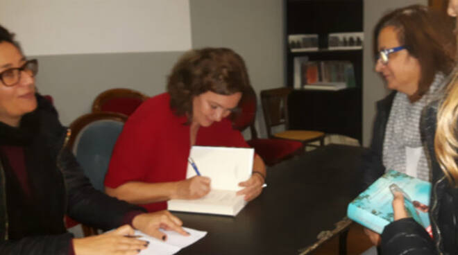 Clara Sanchez mentre firma autografi con dedica sui suoi libri per la gioia dei fan