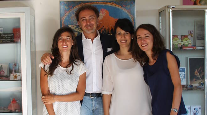 Il direttore, Patrizio Lamonaca, assieme a tre operatrici impegnate nei progetti