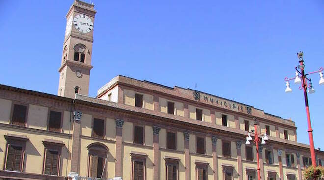 Il palazzo del Comune a Forlì (foto archivio Blaco)