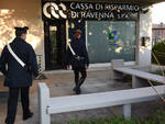 Un'immagine della filiale della Carisp Ravenna rapinata oggi (Foto Blaco)
