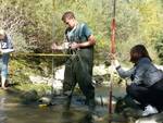 Un momento dei prelievi lungo il fiume Savio degli universitari olandesi