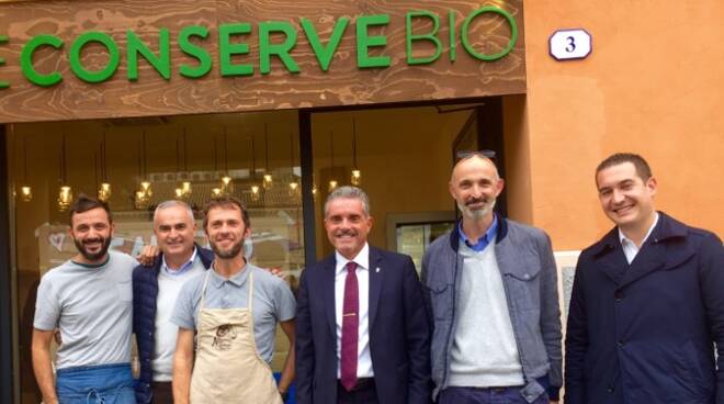 Un momento della inaugurazione della nuova gelateria “Le Conserve Bio”, a Cesena.