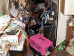 Un particolare dell'appartamento pieno di rifiuti della famiglia a Rimini (foto Polizia Municipale)