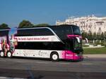 Uno dei bus personalizzati Emilia Romagna a Rimini, con sullo sfondo il Grand Hotel