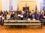 Il gruppo dei ragazzi premiati nella Sala del Consiglio Comunale di Cesena