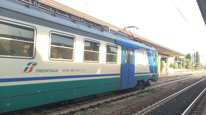 Un treno locale alla stazione di Ravenna (foto d'archivio)