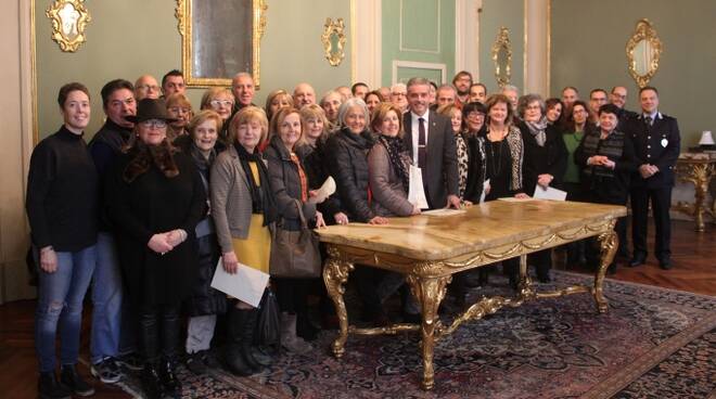 Il gruppo dei dipendenti comunali andati in pensione nel 2016 con il sindaco e la giunta di Cesena