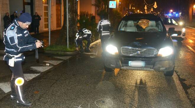 Il suv Volvo che ha travolto le due donne in via Tripoli mentre gli agenti della Municipale effettuano i rilievi (foto Migliorini)