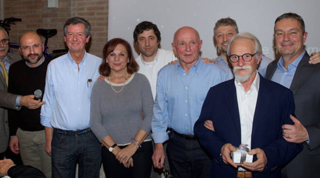 Nella foto, da sinistra: Giancarlo Sirri, l'Ad della Bunge Italia Alessandro Vitiello, Piero Roncuzzi, Maria Pia Bissi, l'assessore allo Sport Roberto Fagnani, Gino Maioli, il presidente del Porto Robur Costa Luca Casadio, Gino Bolognesi, il direttore gen