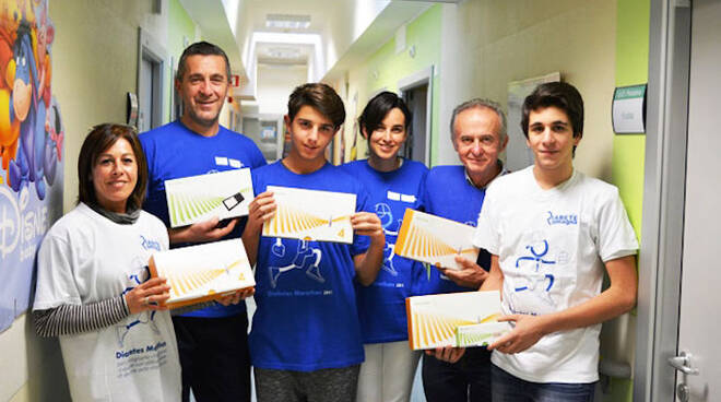 Una foto della consegna dei sensori glicemici all'ospedale Infermi di Rimini