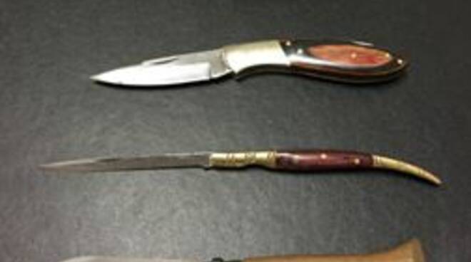 I coltelli sequestrati a due persone