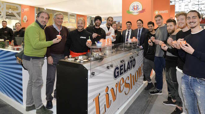 La squadra del Rimini calcio in visista allo sponsor al Sigep