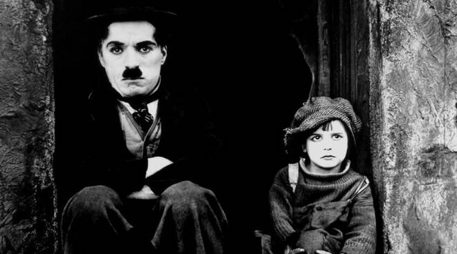 Una delle immagini più note de "Il monello", il primo lungometraggio del 1921 di Charlie Chaplin