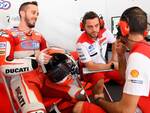 Andrea Dovizioso con i tecnici del team ufficiale Ducati nel box